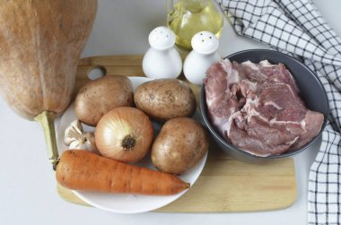 Balkabağı rostosunu yapmak için gerekli tüm malzemeleri hazırlayın. Buna ek olarak, folyoya ihtiyacınız olacak..