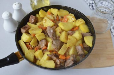 Bir bardak su dök, tuz, biber ekle ve kapağın altına 10-15 dakika boyunca kaynat..