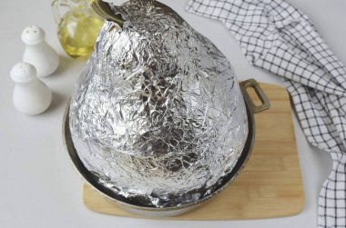 Formu kapat ya da folyoyla çarşaf yap, kabağı koy ve folyoyla sar. Fırına 1,5 saatliğine gönder, sıcaklık 180 derece..