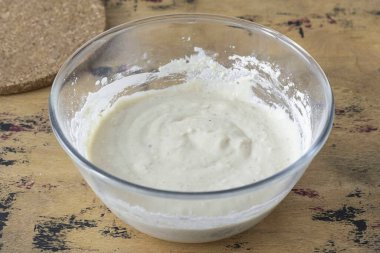 Sıvı malzemelerle karıştırın. Karıştır ki geriye bir yumru kalmasın..