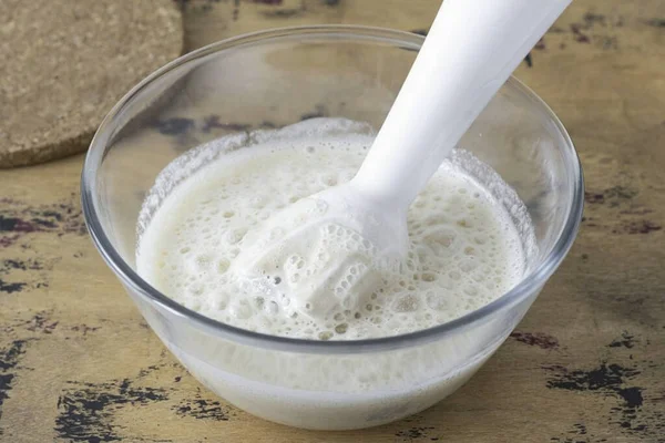 Milch Eingießen Und Mit Dem Mixer Glatt Mahlen — Stockfoto