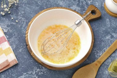 Yumurtayı şeker ve tuzla çırp.