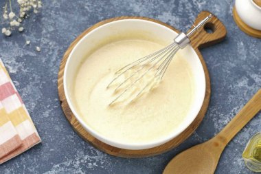 20-30 dakika boyunca karıştırın ve ayağa kalkın ki irmik şişsin..