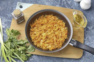 Baharatların eklendiği bir tavada kızart ki rendelenmiş havuçları ve doğranmış soğanları ortaya çıkarsınlar..