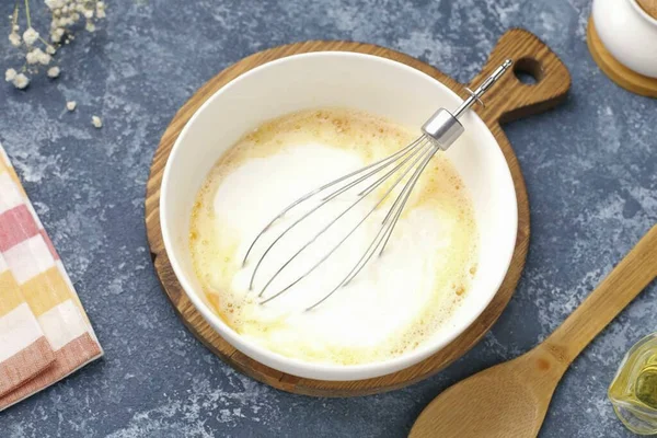 Lägga Till Kefir Och Omedelbart Lägga Till Semolina — Stockfoto