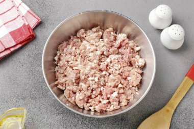 Kıyma parçalarını derin bir kaseye aktarın..