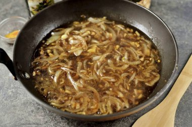 Baharatı dök, çaydanlıktan sıcak su dök, sosu kaynat. Kullanılabilir ise, su beyaz şarapla değiştirilebilir, çok lezzetli olacaktır. Et suyu çok akışkansa nişasta ile hafifçe kalınlaşabilir. Tadına bak.