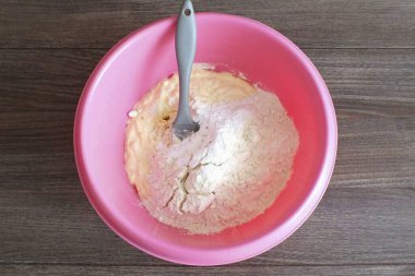 Un dök, kabın içine kabartma tozu dök.