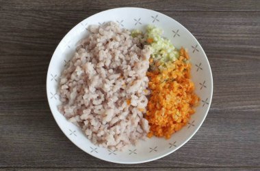 Balık öğütücüsüne havuç, soğan ve kereviz ekle..