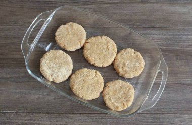 Pirzolaları yağlı bir tencereye koy. Fırını 180 dereceye 20-25 dakika ısıtın. Fırınınızın özelliklerini düşünün..