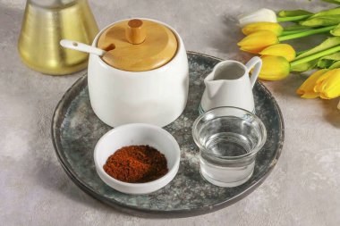 Turku 'da Americano kahvesi yapmak için gerekli tüm malzemeleri hazırlayın. Americano kahvesi Espresso 'dan daha düşük dozda kafeine sahip olduğu için ilk önce ikinci seçeneği hazırlamalı ve sonra sıcak suyla sulandırmalısın..