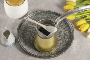 60 ml dök. Sıcak su. Kalan 120 mililitreyi. İçkiyi sulandırmak için bırakın. Tadına şeker ekleyin, ya da şeker kullanmazsanız atlayın. 2-3 dakika kadar kahve yap..