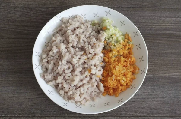 Balık öğütücüsüne havuç, soğan ve kereviz ekle..