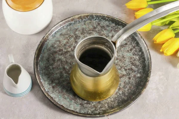 İstediğin çeşitte bir kahveyi Türk 'e dök. Sütlü kahveden bir içecek hazırlamak çok cazip, aromasını daha parlak gösteriyor..