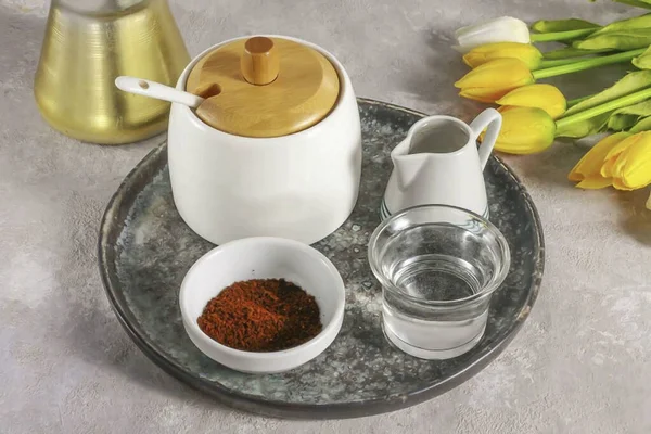 Turku 'da Americano kahvesi yapmak için gerekli tüm malzemeleri hazırlayın. Americano kahvesi Espresso 'dan daha düşük dozda kafeine sahip olduğu için ilk önce ikinci seçeneği hazırlamalı ve sonra sıcak suyla sulandırmalısın..