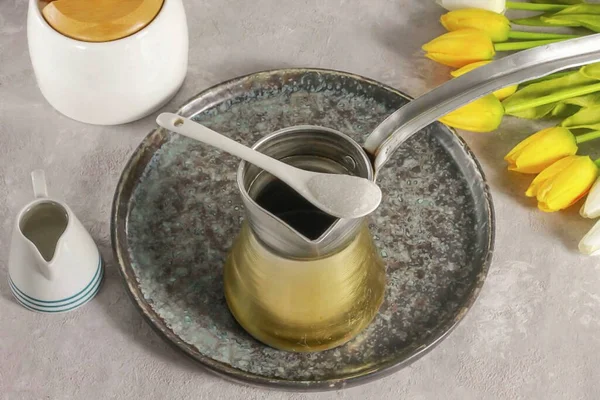 60 ml dök. Sıcak su. Kalan 120 mililitreyi. İçkiyi sulandırmak için bırakın. Tadına şeker ekleyin, ya da şeker kullanmazsanız atlayın. 2-3 dakika kadar kahve yap..