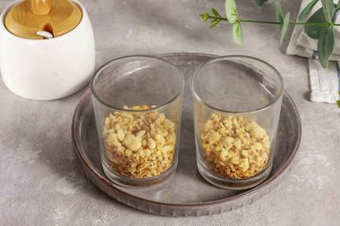 Kum kırıntısı ve krema soğuduğunda tatlıları birleştirmeye başla. Bardaklara ya da bardaklara doldurun. kum kırıntısı.