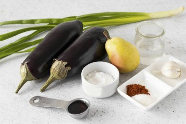 Patlıcan kimchi yapmak için gerekli tüm malzemeleri hazırlayın..