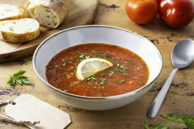 Servis yapmadan önce, her çorba kasesine 1 tbsp ekle. Limon suyu ve ince doğranmış taze bitkiler. Maghreb çorbası hazır, afiyet olsun.!