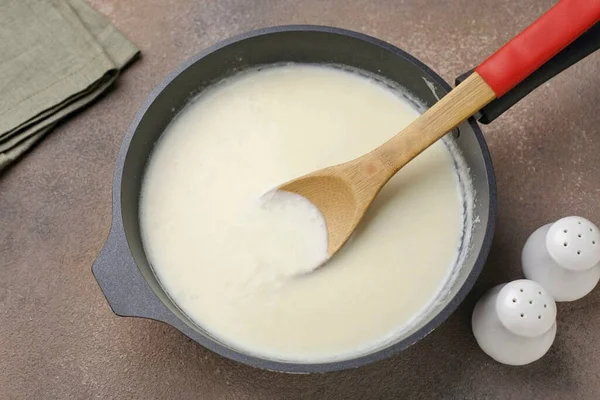 Prepare Molho Para Fazer Isso Frite Farinha Manteiga Adicione Leite — Fotografia de Stock