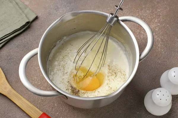 Пусть Соус Немного Остынет Соль Перец Добавить Яйцо Хорошо Взбить — стоковое фото