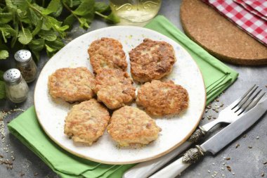 İştah açıcı, tatmin edici, lezzetli ve besleyici kabak, patates ve kıymalı gözleme her gün için harika bir aperatif ya da ana yemek için harika bir seçenektir. Börek, doyurucu bir kahvaltı ve öğle yemeği olarak servis edilebilir. Tarifi not al! Afiyet olsun.!