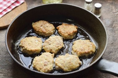 Tavayı ısıt, sebze yağını dök ve çıkan hamuru yemek kaşığıyla koy. Düşük ısıda krepleri 3-4 dakika kızart. Kabak, patates ve kıymadan yapılmış krep servis et..