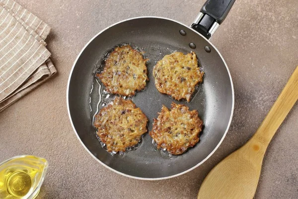 Spread Mass Preheated Pan Oil Using Tablespoon Fry Medium Heat — Stock Photo, Image