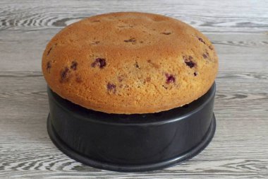 Belirtilen vakitten sonra pastayı vapur kasesini kullanarak çevirin. Ana kaseye geri dön ve 25 dakika daha pişir..