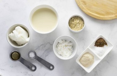 Soya sütlü peynir yapmak için gerekli tüm malzemeleri hazırlayın..