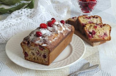 Aile çay partisi için yaban mersinli kek öneririm. Gözenekli, yumuşak bir dokusu ve kısmen tatlı, hafif ekşi bir tadı var. Lezzetli yemekler pişirelim! Kek pişirmek kolay ve basittir. Afiyet olsun.!