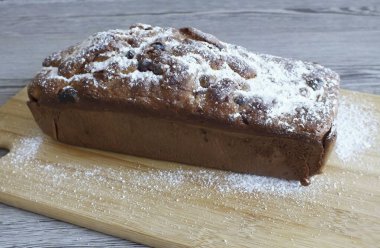 Pastayı kesme tahtasına ya da tel askıya aktarın. Biraz sakinleş ve servis yap. Arzu ediyorsanız, pastanın tozunu pudra şekerle de alabilirsiniz..