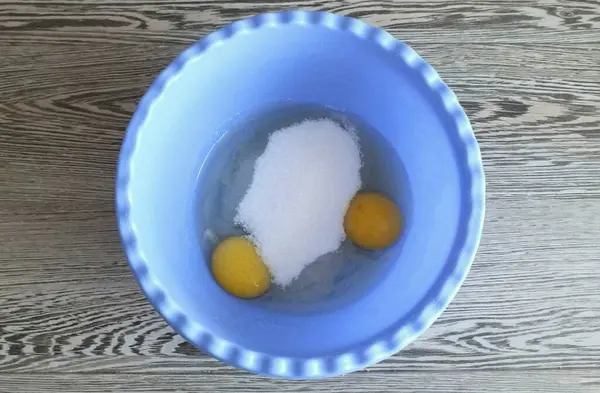 Ένα Μπολ Ανακατεύουμε Αυγά Ζάχαρη Ανακατέψτε Μια Αφράτη Λευκή Μάζα — Φωτογραφία Αρχείου