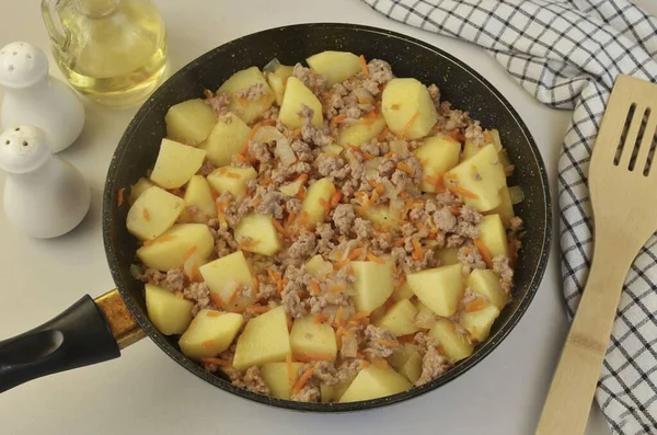 Kıymalı patatesler hazır! Sizlere kıymalı patates pişirmek için çok basit ve hızlı bir tarif sunmak istiyorum..