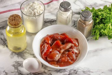 Sazan havyarlı börek yapmak için gerekli tüm malzemeleri hazırlayın. Havyarı çalkala..