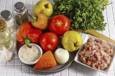 Etchmiadzin Dolma 'yı hazırlamak için gerekli tüm malzemeleri hazırlayın. Kıyma ya da sığır eti al. 15 dakika pişene kadar pilav pişir..