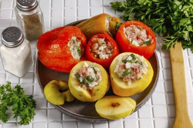 Doldurulmuş sebzeler ve meyveler..