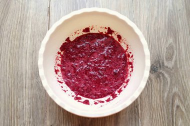 Kirazları çözdür ve pürüzsüz olana kadar blender ile karıştır.