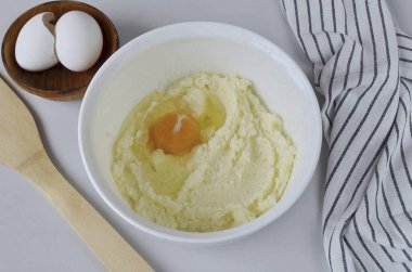 Bir seferde bir yumurta girin, iyice çırpın ki kütle homojen olsun..