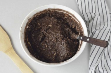 Hamuru iyice karıştır ki elmalar eşit dağıtılsın..