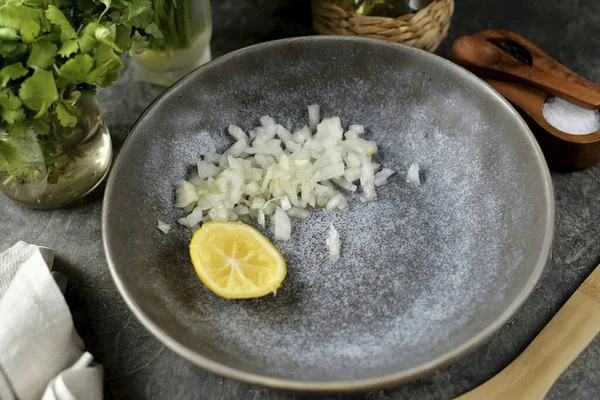 Corte Cebola Pequeno Cubo Despeje Generosamente Com Suco Limão — Fotografia de Stock