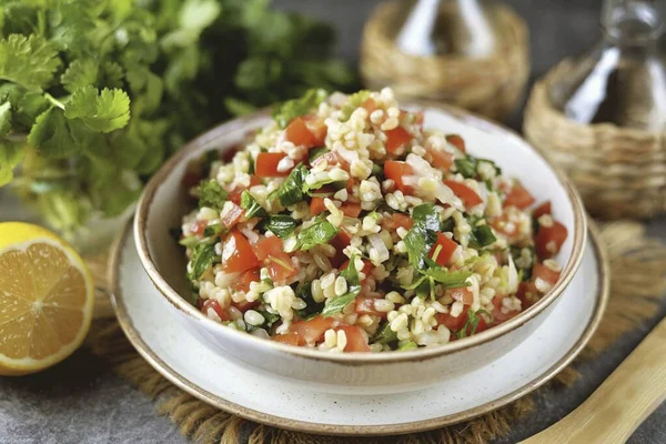 Lezzetli, sağlıklı, bulgur ve maydanozlu salata, yemek pişirdikten hemen sonra servis edilir. Afiyet olsun.!