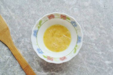 Yumurtayı bir kaseye koy ve çırpıcıyla ya da çatalla vur..