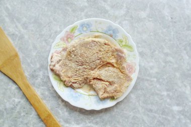 Ve ekmek kırıntıları içinde yuvarlanırken.