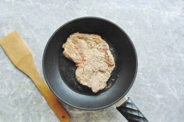 Ayçiçeği yağıyla önceden ısıtılmış tavaya transfer et ve her iki tarafta da kızart, düşük ısıda, pişene kadar 5 dakika boyunca..