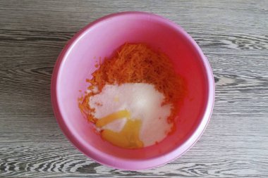 Havuçları kaseye rendele. Şeker ve bal ekle. Karıştır.