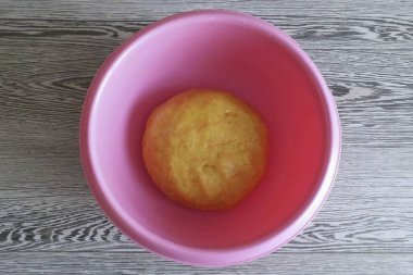 Bitmiş hamur yumuşak, esnek ve ellerinize biraz yapışkan olmalı. Hamuru 30 dakikalığına buzdolabına koy..