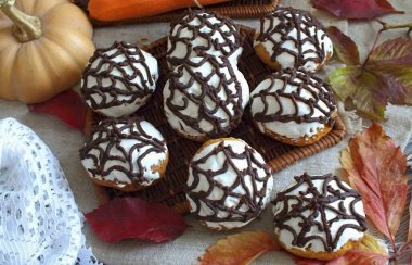 Böyle bir durum için mükemmel bir seçenek havuçlu zencefilli kurabiyelerin çikolatalı örümcek ağlarıyla süslenmesidir. Tarifi paylaşıyoruz! Afiyet olsun.!