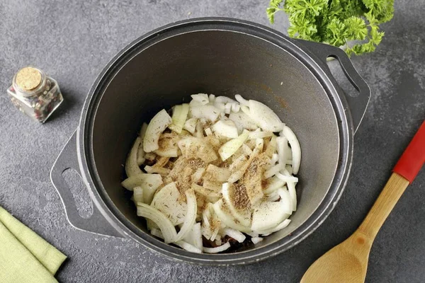 Então Acrescente Cebola Esquartejada Sal Temperos Para Saborear Mexa Frite — Fotografia de Stock