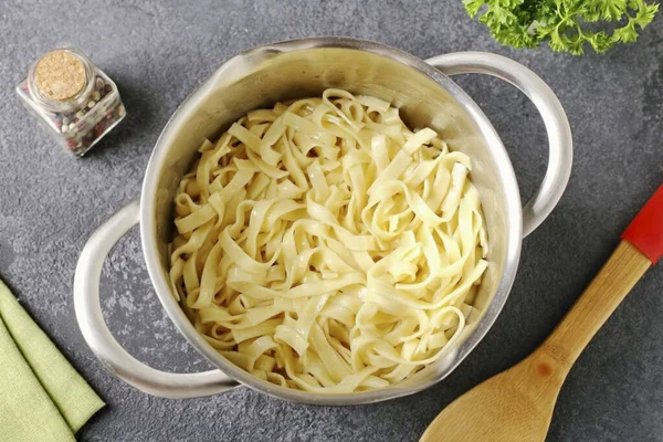 Hervir Los Fideos Agua Con Sal Hasta Dente Escurrir Agua —  Fotos de Stock